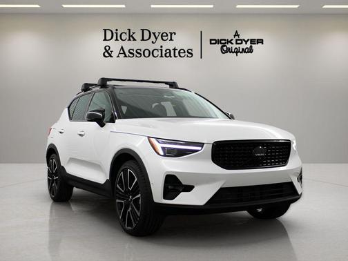 Crystal White 2026 Volvo XC40 B5 Ultra Black Edition