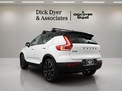 Crystal White 2026 Volvo XC40 B5 Ultra Black Edition