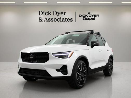 Crystal White 2026 Volvo XC40 B5 Ultra Black Edition