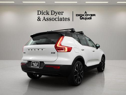 Crystal White 2026 Volvo XC40 B5 Ultra Black Edition
