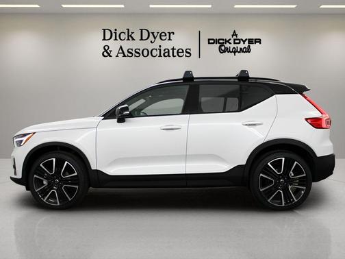 Crystal White 2026 Volvo XC40 B5 Ultra Black Edition