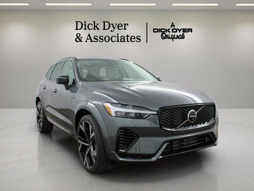 Forest Green 2026 Volvo XC60 Plug-In Hybrid T8 Ultra