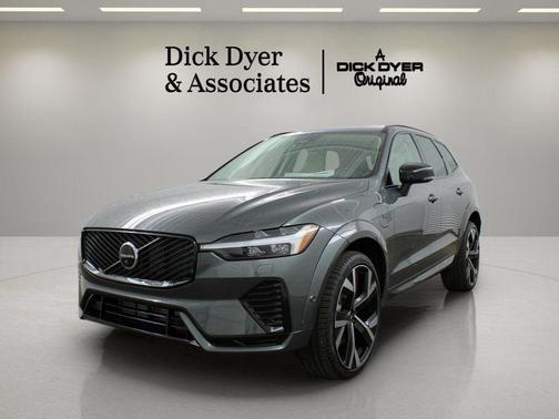 Forest Green 2026 Volvo XC60 Plug-In Hybrid T8 Ultra