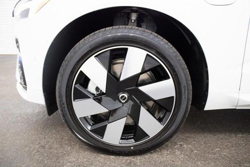 2025 Volvo XC60 Plug-In Hybrid T8 Plus
