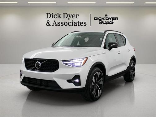 2025 Volvo XC40 B5 Plus Dark Theme