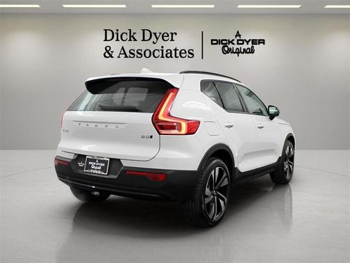2025 Volvo XC40 B5 Plus Dark Theme