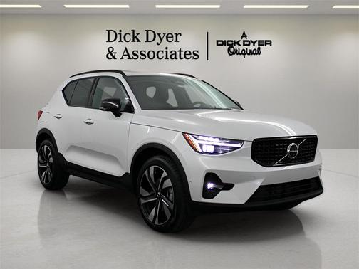 2025 Volvo XC40 B5 Plus Dark Theme