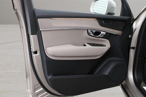 Bright 2026 Volvo XC90 B6 Plus 7-Seater