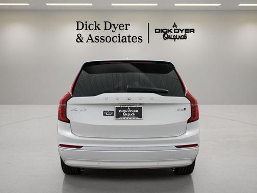 Crystal White Pearl 2026 Volvo XC90 B6 Plus 7-Seater