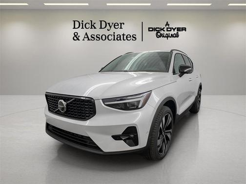 2025 Volvo XC40 B5 Plus Dark Theme