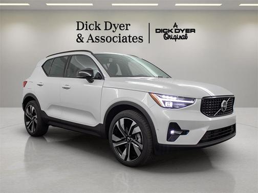 2025 Volvo XC40 B5 Plus Dark Theme