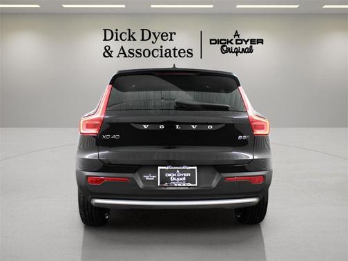 2025 Volvo XC40 B5 Plus Bright Theme