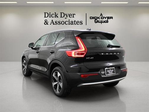 2025 Volvo XC40 B5 Plus Bright Theme