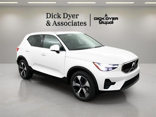 2025 Volvo XC40 B5 Core Bright Theme