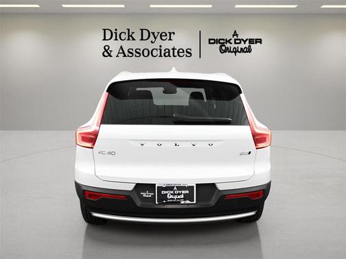 2025 Volvo XC40 B5 Core Bright Theme