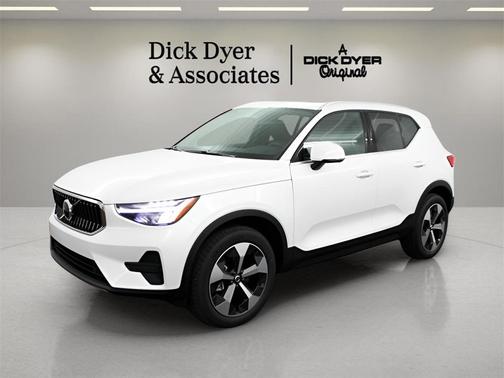 2025 Volvo XC40 B5 Core Bright Theme