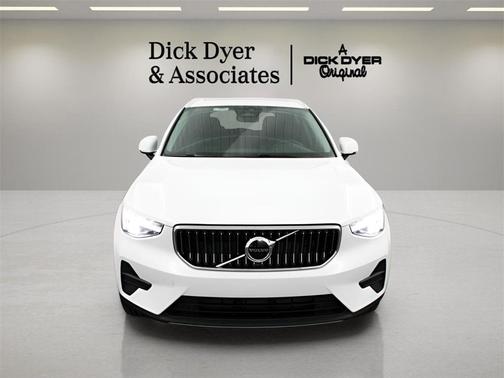 2025 Volvo XC40 B5 Core Bright Theme