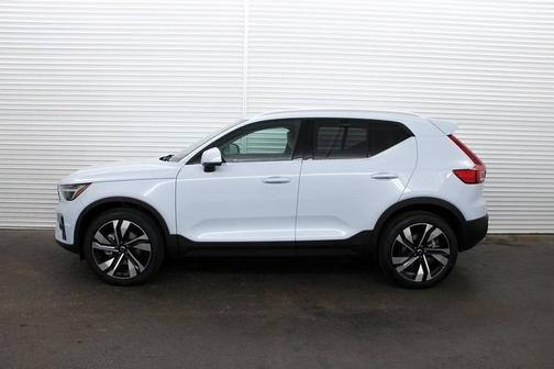 2025 Volvo XC40 B5 Plus Bright Theme