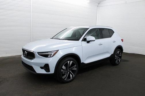 2025 Volvo XC40 B5 Plus Bright Theme