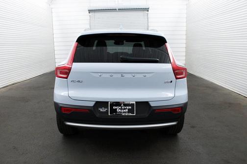2025 Volvo XC40 B5 Plus Bright Theme