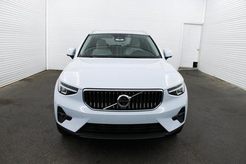 2025 Volvo XC40 B5 Plus Bright Theme