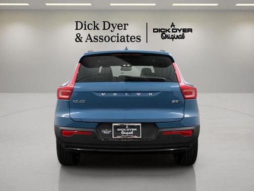 2025 Volvo XC40 B5 Ultra Dark Theme