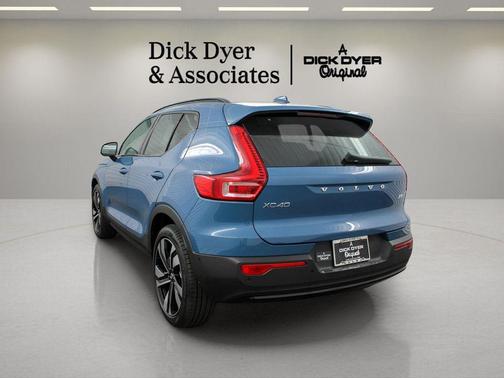 2025 Volvo XC40 B5 Ultra Dark Theme