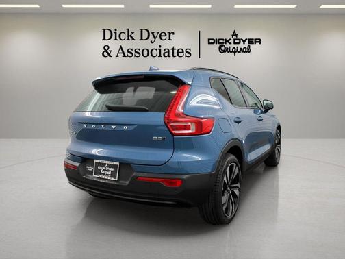 2025 Volvo XC40 B5 Ultra Dark Theme