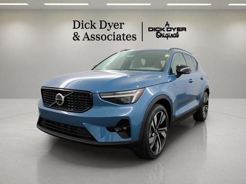 2025 Volvo XC40 B5 Ultra Dark Theme