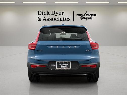 2025 Volvo XC40 B5 Ultra Dark Theme