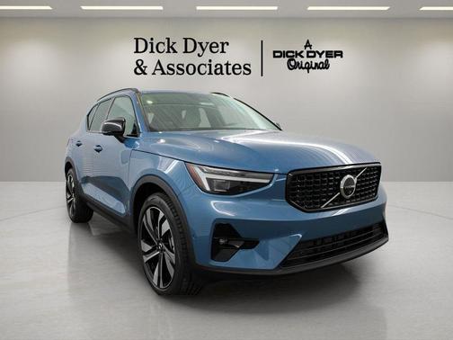 2025 Volvo XC40 B5 Ultra Dark Theme