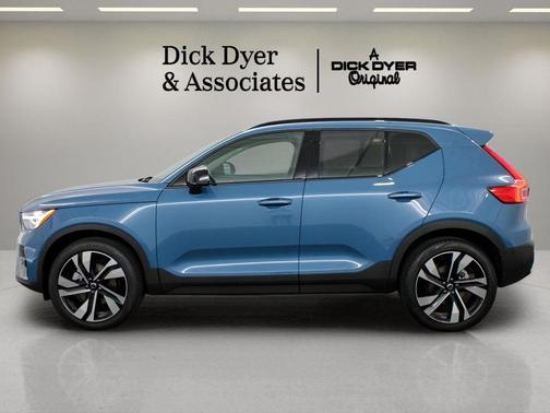 2025 Volvo XC40 B5 Ultra Dark Theme