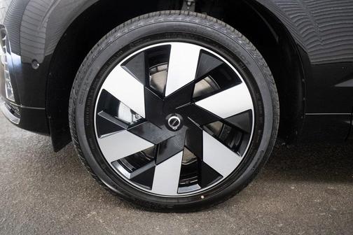 2025 Volvo XC60 Plug-In Hybrid T8 Plus