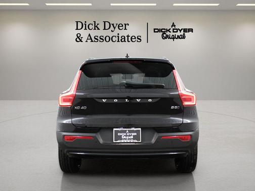 Onyx Black 2026 Volvo XC40 B5 Ultra