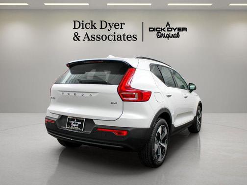Crystal White 2026 Volvo XC40 B4 Plus