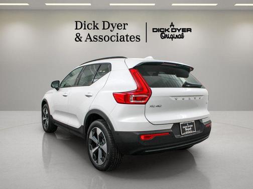 Crystal White 2026 Volvo XC40 B4 Plus