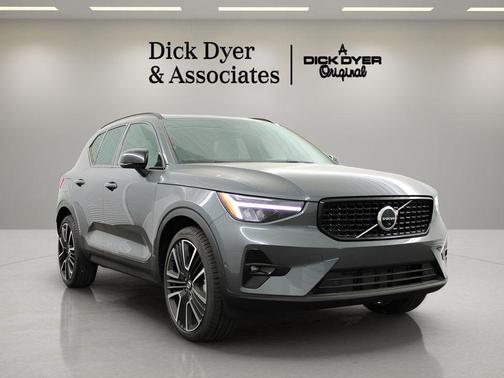 Forest Green 2026 Volvo XC40 B5 Plus