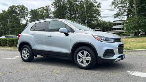Silver Ice Metallic 2022 Chevrolet Trax LT