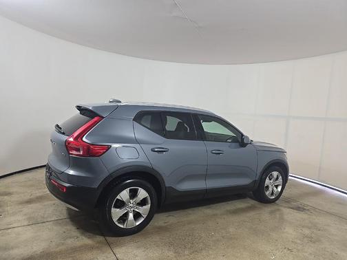 2020 Volvo XC40 T4 Momentum