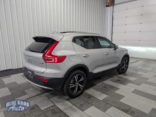 2025 Volvo XC40 B5 Core Bright Theme
