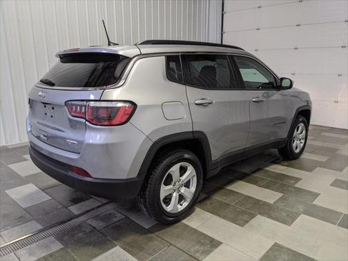 Photo 4 of 17 of 2019 Jeep Compass Latitude