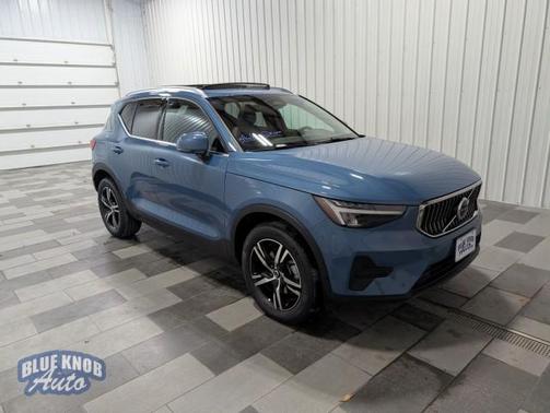 2025 Volvo XC40 B5 Core Bright Theme