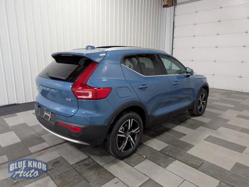 2025 Volvo XC40 B5 Core Bright Theme