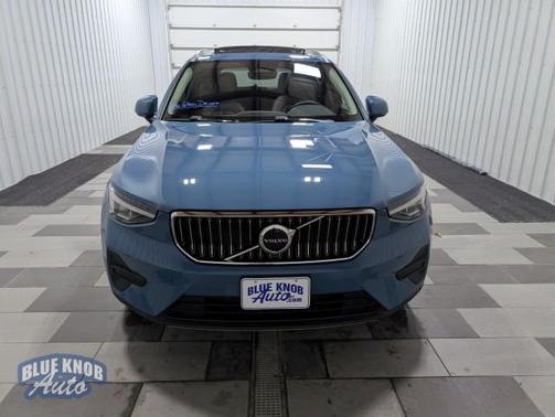 2025 Volvo XC40 B5 Core Bright Theme