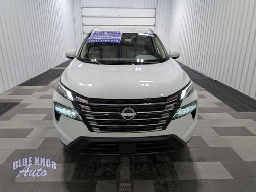 Everest White Pearl 2025 Nissan Rogue SV