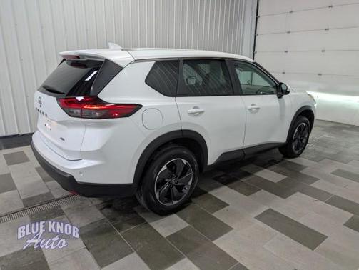 Everest White Pearl 2025 Nissan Rogue SV