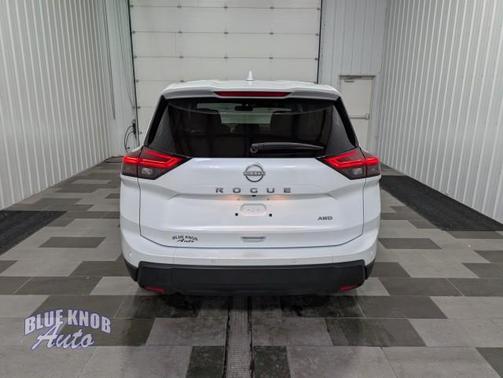 Everest White Pearl 2025 Nissan Rogue SV