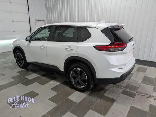 Everest White Pearl 2025 Nissan Rogue SV