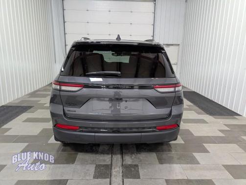 Baltic Gray Metallic Clearcoat 2023 Jeep Grand Cherokee Altitude