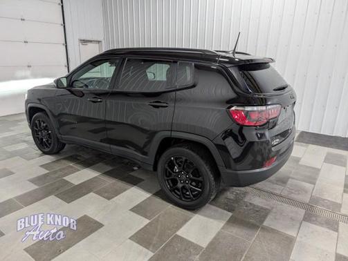 Diamond Black Crystal Pearlcoat 2025 Jeep Compass Latitude